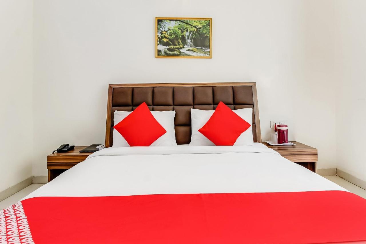 Oyo 10213 Hotel Panache Mathura Buitenkant foto