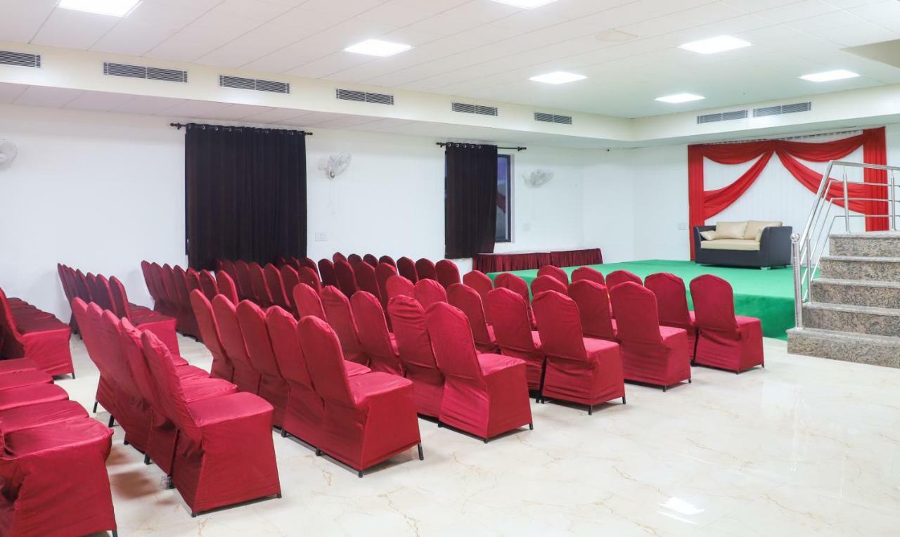Oyo 10213 Hotel Panache Mathura Buitenkant foto
