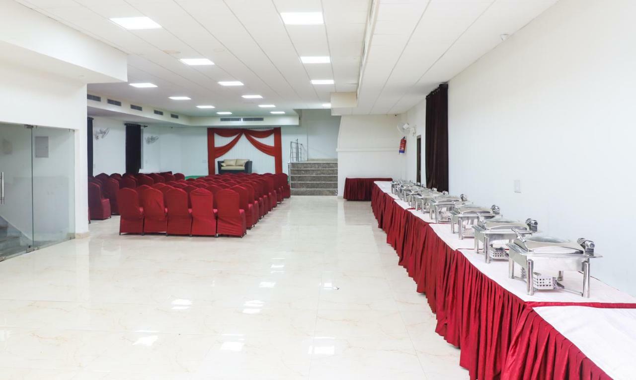 Oyo 10213 Hotel Panache Mathura Buitenkant foto