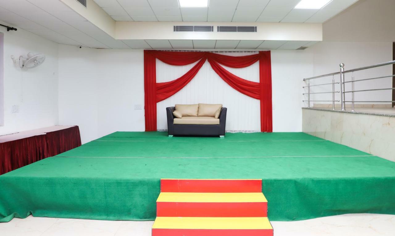 Oyo 10213 Hotel Panache Mathura Buitenkant foto